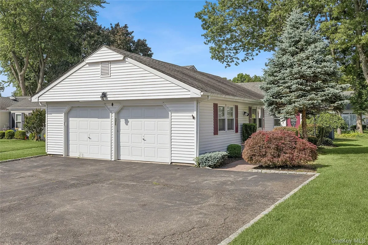 Property Slideshow image 1 of 20 | 4 flair way, Brookhaven, NY, 11727