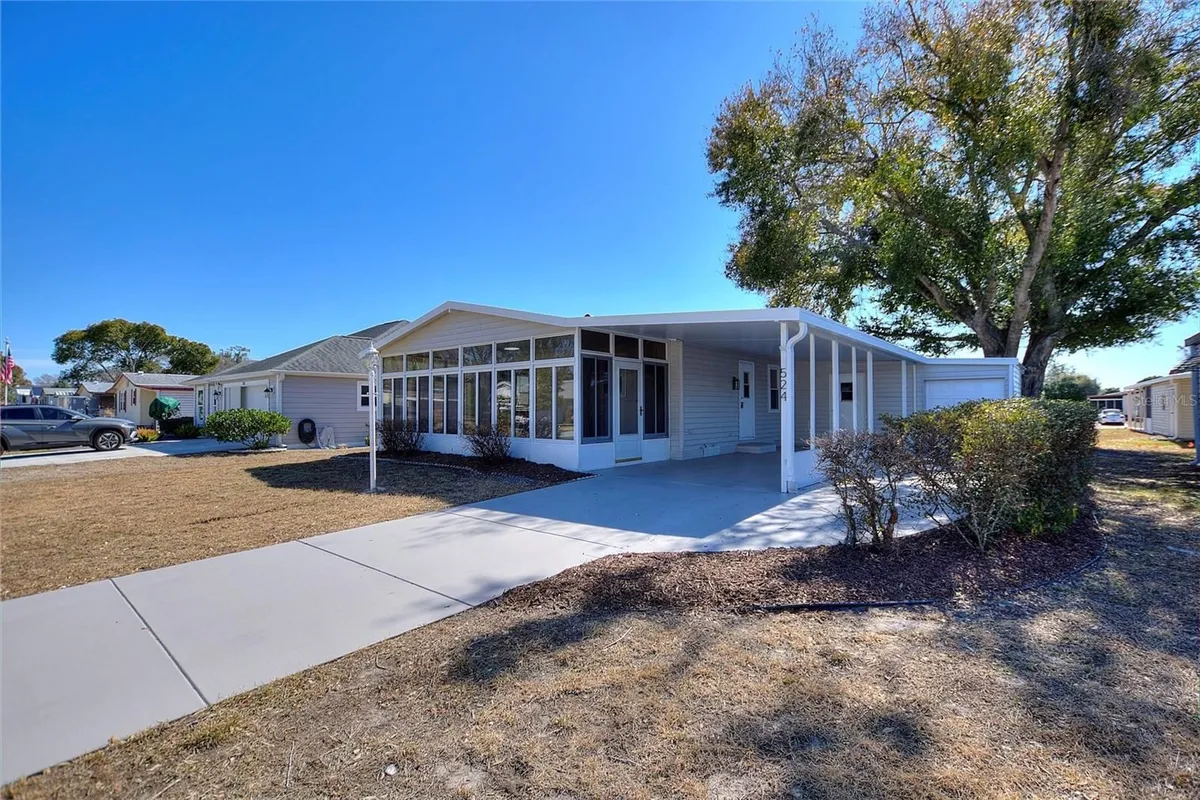 Property Slideshow image 1 of 48 | 524 bonita dr, Lady Lake, FL, 32159