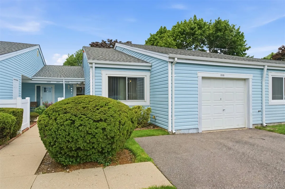 Property Slideshow image 1 of 35 | 1006 cabot path, Smithtown, NY, 11780