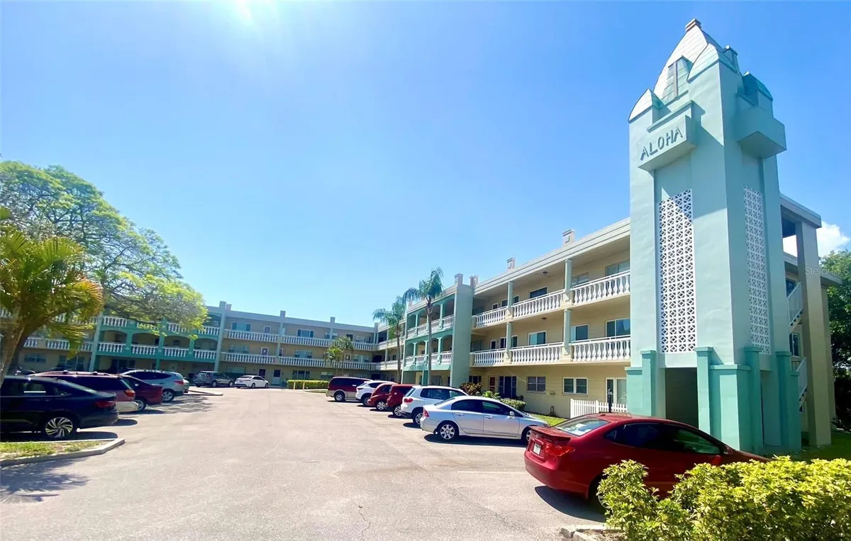 Property Slideshow image 1 of 32 | 2331 finlandia ln 63, Clearwater, FL, 33763