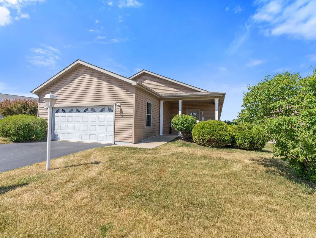Property Slideshow image 1 of 25 | 1532 meadow view ln, Grayslake, IL, 60030