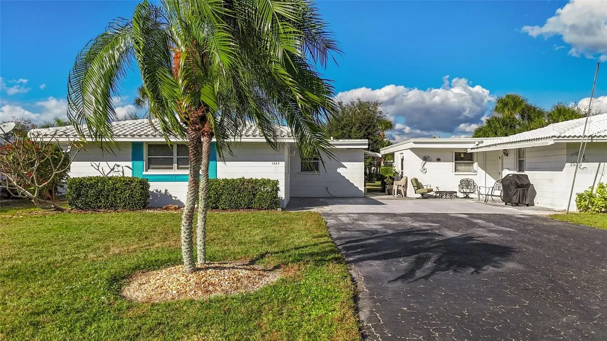 Property Slideshow image 1 of 23 | 1523 lakeside dr 15, Venice, FL, 34293