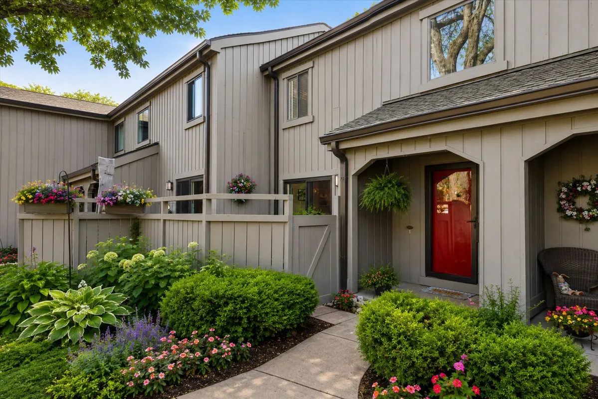 Property Slideshow image 1 of 26 | 404 shoreline rd 298, Lake Barrington, IL, 60010