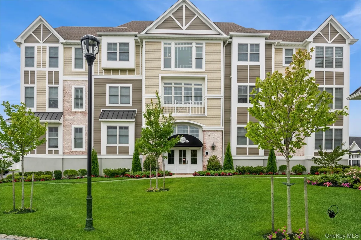 Property Slideshow image 1 of 29 | 21105 aspenwood dr 275, Oyster Bay, NY, 11803