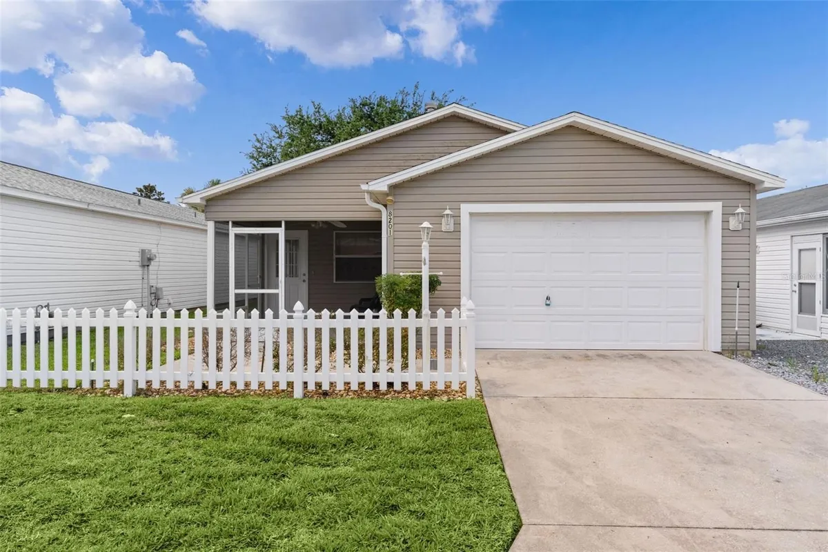 Property Slideshow image 1 of 38 | 8201 se 169th palownia loop, The Villages, FL, 32162