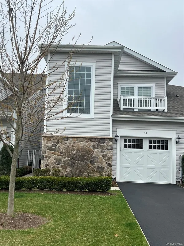 Property Slideshow image 1 of 29 | 41 greentree ct, Brookhaven, NY, 11967