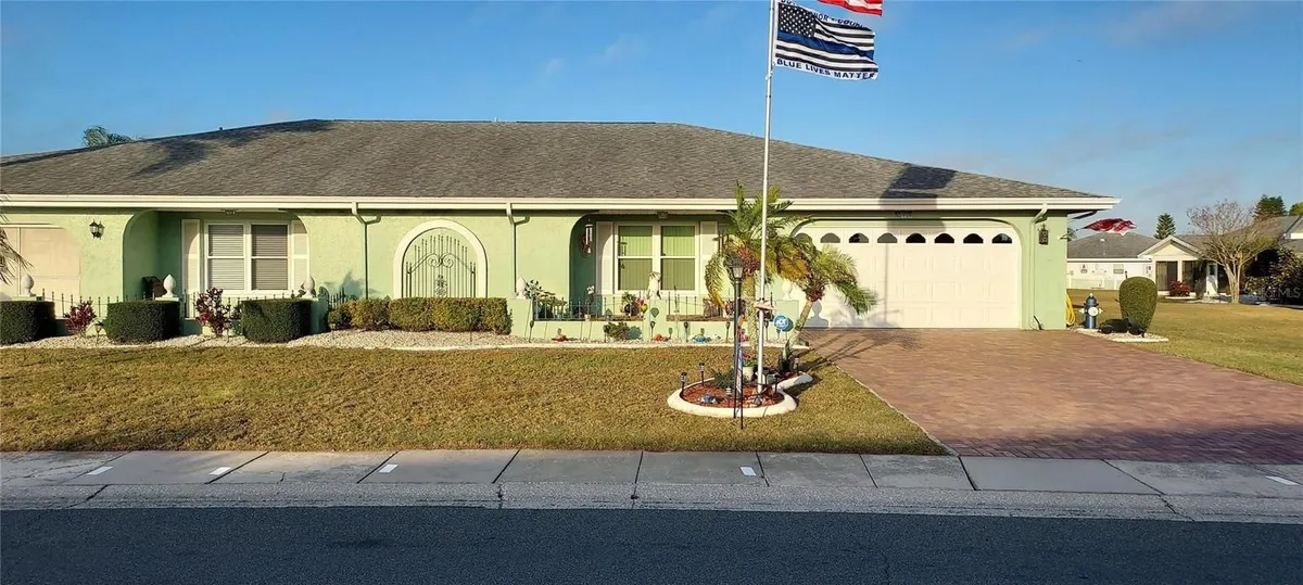 Property Slideshow image 1 of 39 | 906 bluewater dr, Sun City Center, FL, 33573