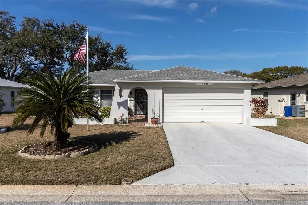Property Slideshow image 1 of 63 | 10721 footprint ln, Port Richey, FL, 34668