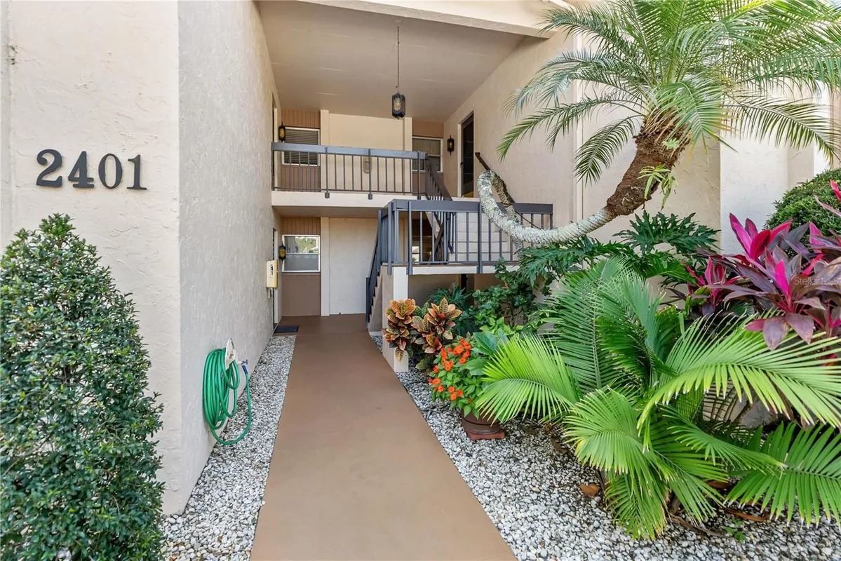 Property Slideshow image 1 of 35 | 2401 clubhouse cir unit 102, Sarasota, FL, 34232