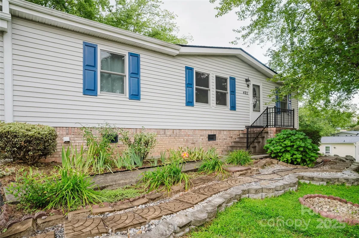 Property Slideshow image 1 of 34 | 402 deerfield ct, Hendersonville, NC, 28792