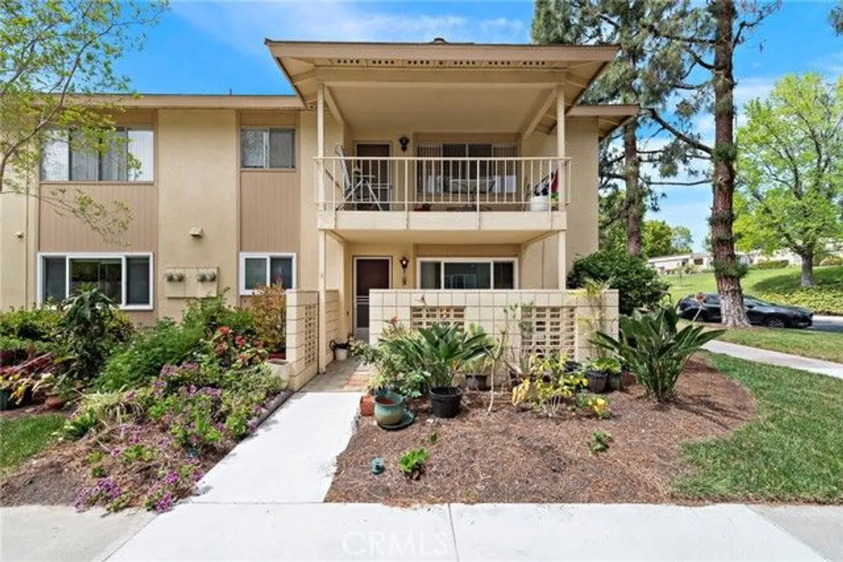 Property Slideshow image 1 of 19 | 174 avenida majorca, Laguna Woods, CA, 92637