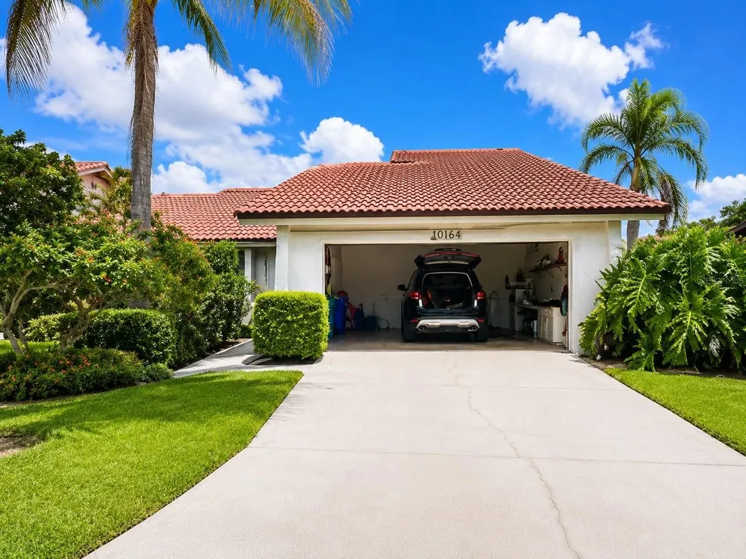 Property Slideshow image 1 of 28 | 4068 wilshire cir 145, Sarasota, FL, 34238