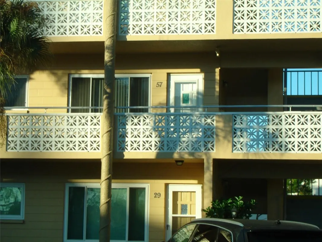 Property Slideshow image 1 of 12 | 2467 finlandia ln 57, Clearwater, FL, 33763