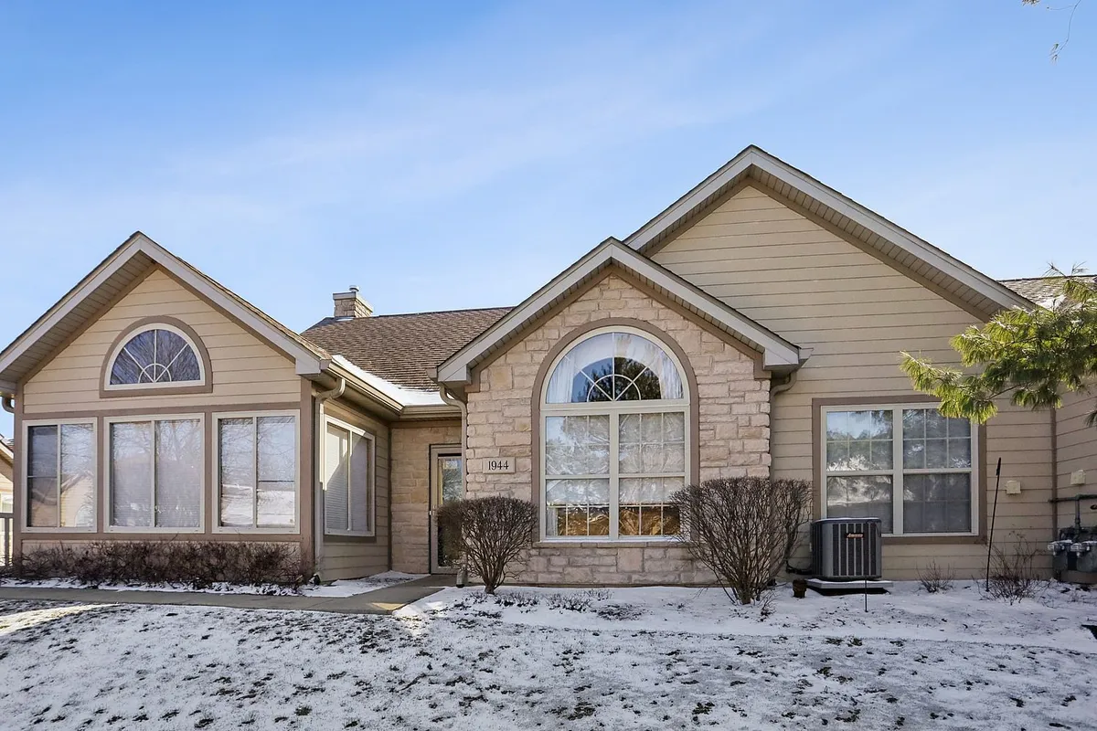 Property Slideshow image 1 of 21 | 1944 timbers edge cir, Joliet, IL, 60431