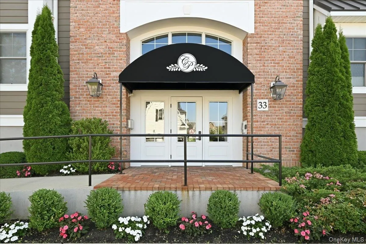 Property Slideshow image 1 of 31 | 33204 spruce pond cir, Oyster Bay, NY, 11803