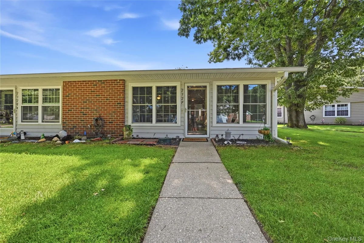 Property Slideshow image 1 of 24 | 232 blackpool ct f, Brookhaven, NY, 11961