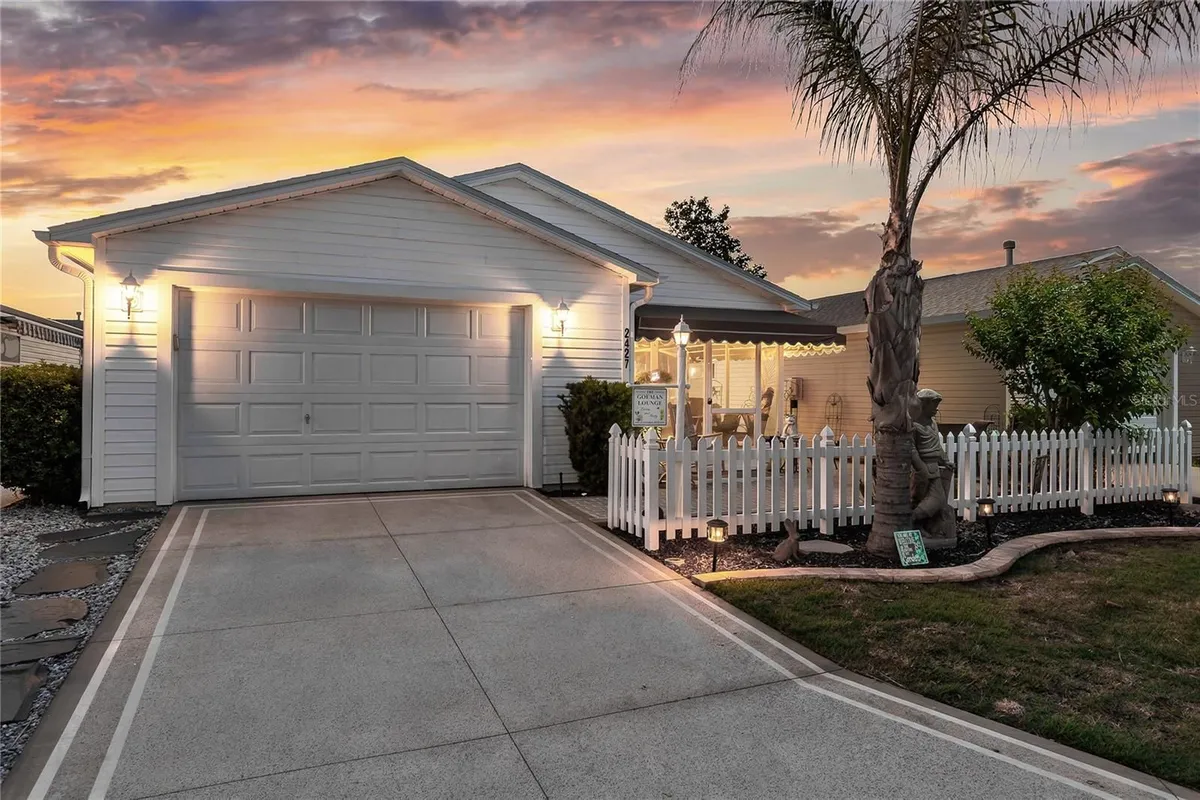 Property Slideshow image 1 of 32 | 2427 southern oak st, The Villages, FL, 32162