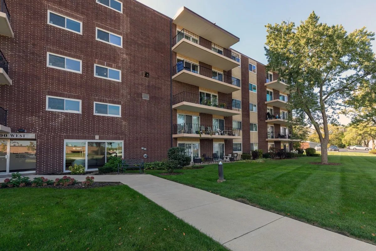 Property Slideshow image 1 of 20 | 5300 walnut ave apt 11b, Downers Grove, IL, 60515