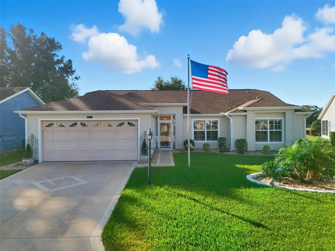 Property Slideshow image 1 of 65 | 25233 lost oak cir, Leesburg, FL, 34748