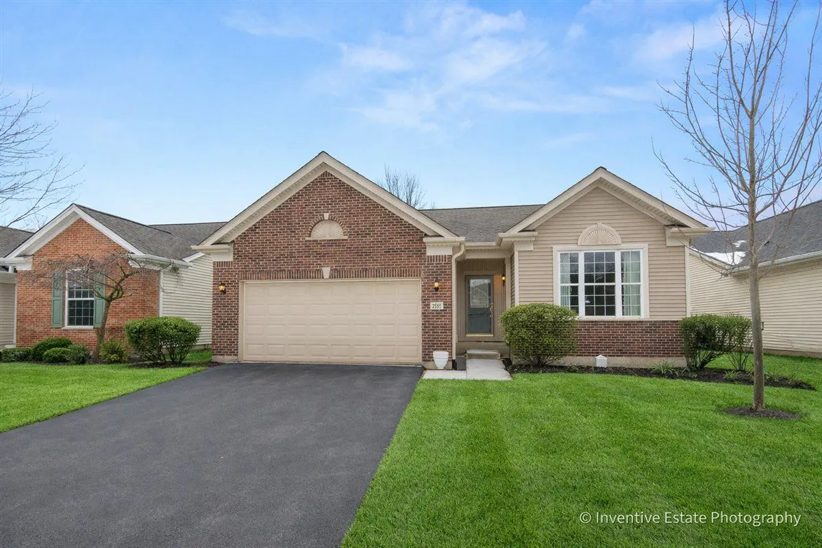 Property Slideshow image 1 of 26 | 2595 venetian ln, Elgin, IL, 60124
