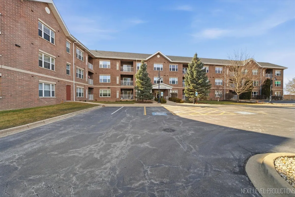 Property Slideshow image 1 of 29 | 10 n gilbert st 217, South Elgin, IL, 60177