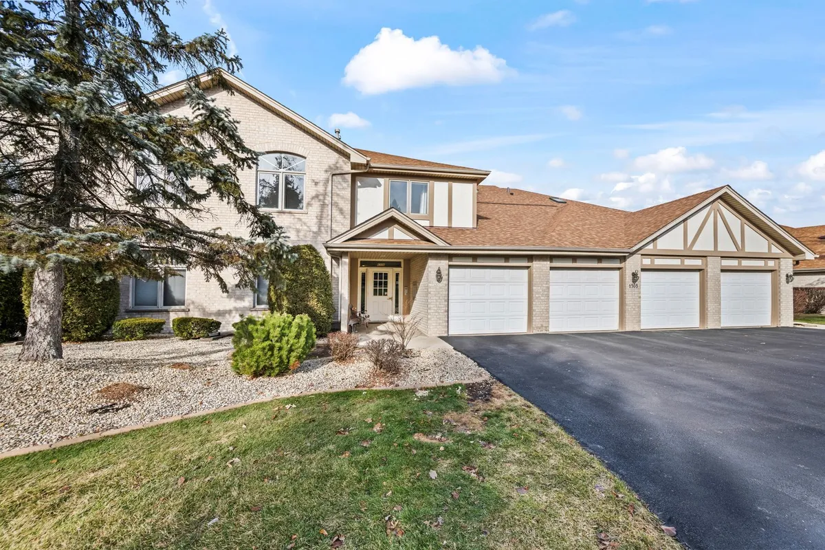 Property Slideshow image 1 of 28 | 6508 pine trail ln apt 4, Tinley Park, IL, 60477