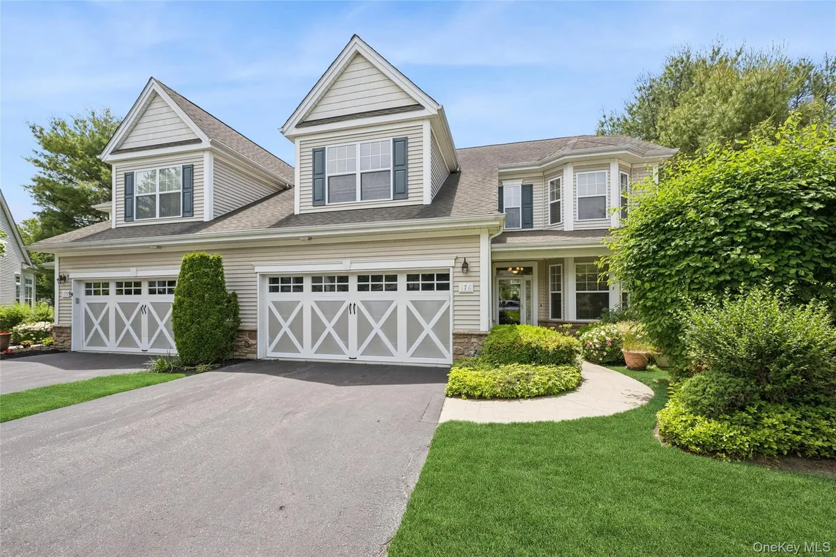 Property Slideshow image 1 of 24 | 176 melody ct, Brookhaven, NY, 11941