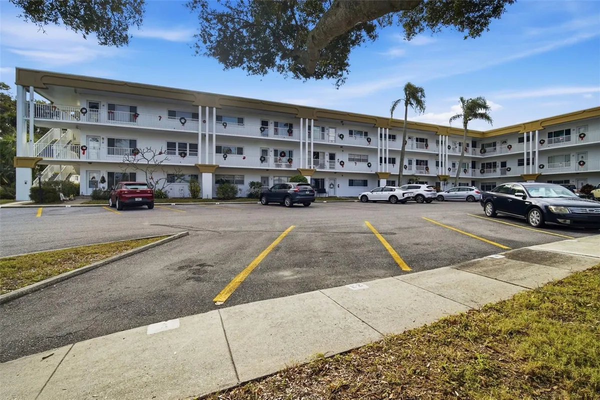 Property Slideshow image 1 of 28 | 2431 canadian way 47, Clearwater, FL, 33763