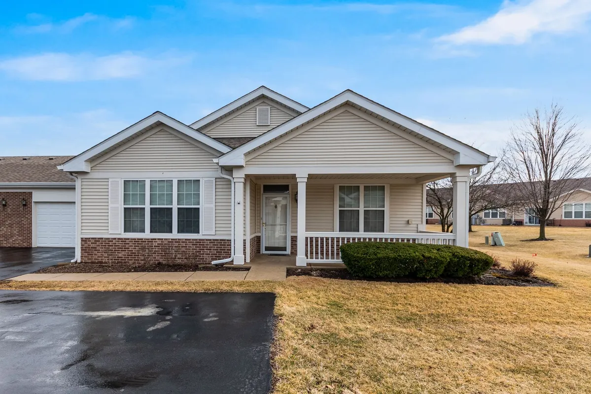 Property Slideshow image 1 of 24 | 16134 powderhorn lake way, Crest Hill, IL, 60403