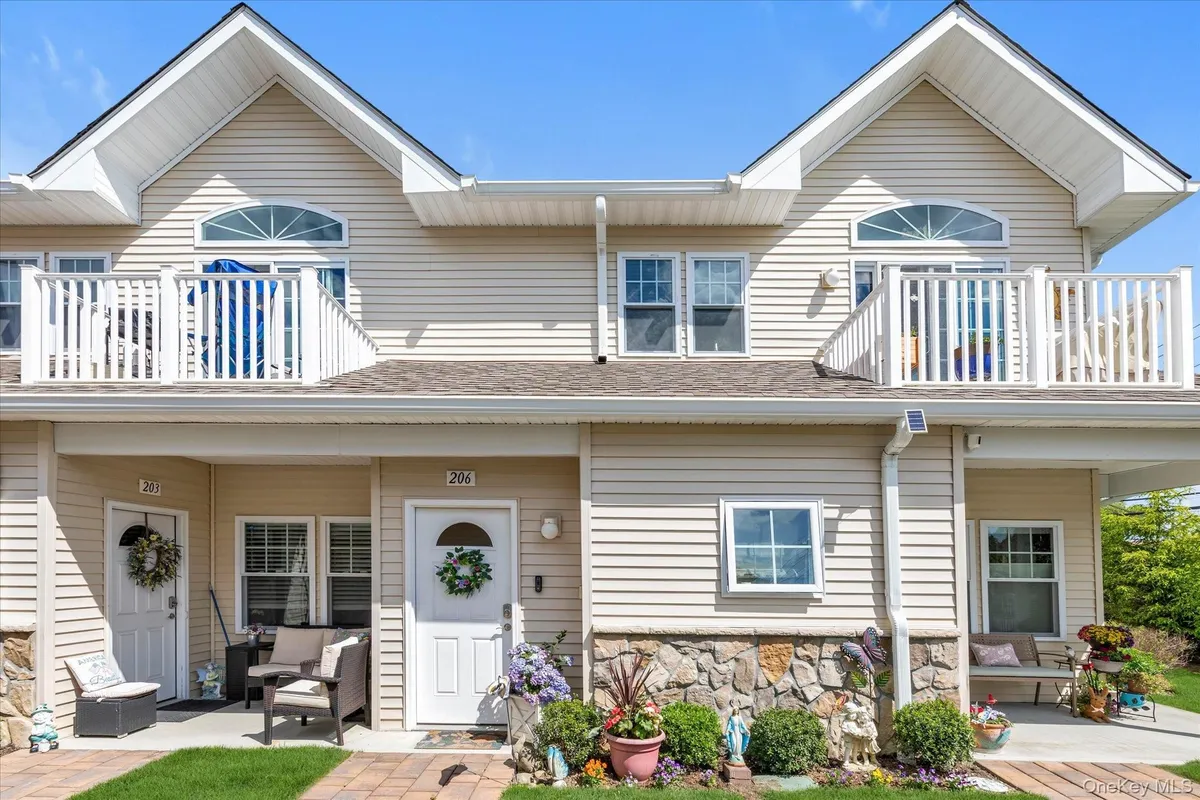 Property Slideshow image 1 of 24 | 206 anchor ct, Babylon, NY, 11726