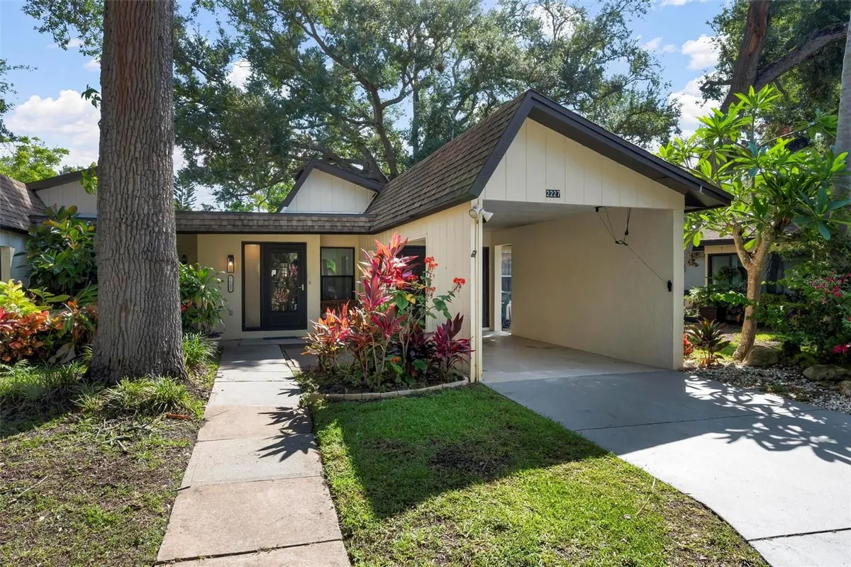 Property Slideshow image 1 of 23 | 2227 circlewood dr 52, Sarasota, FL, 34231