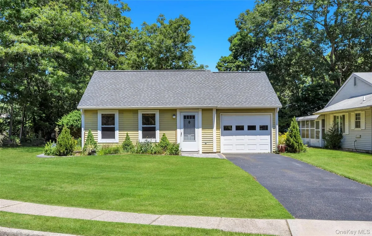 Property Slideshow image 1 of 22 | 338 edinburgh dr, Brookhaven, NY, 11961