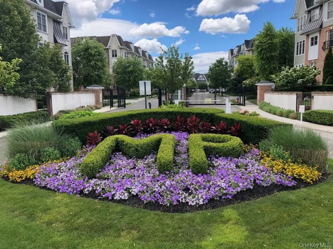 Property Slideshow image 1 of 42 | 428 trotting ln # 428, Westbury, NY, 11590