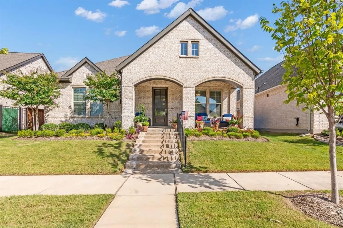 Property Slideshow image 1 of 39 | 4818 emerald grv, Arlington, TX, 76005