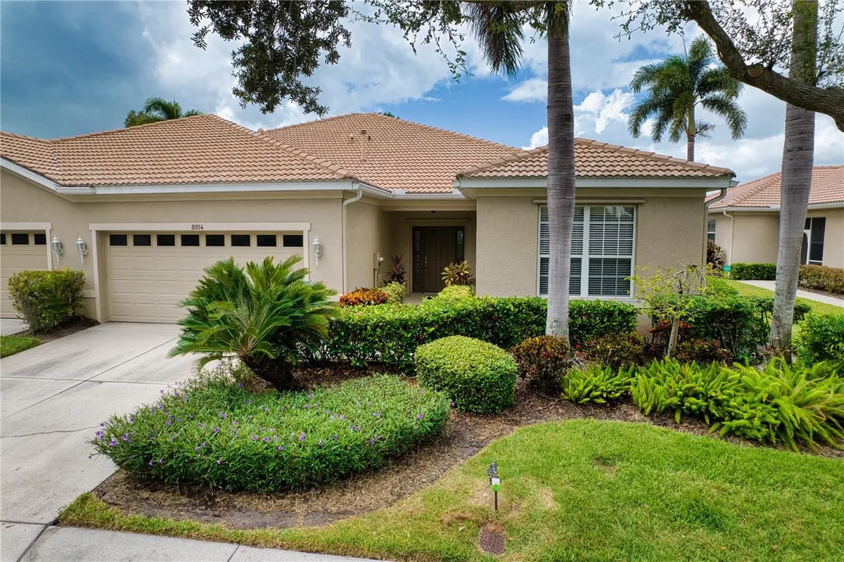 Property Slideshow image 1 of 39 | 8014 victoria falls cir, Sarasota, FL, 34243