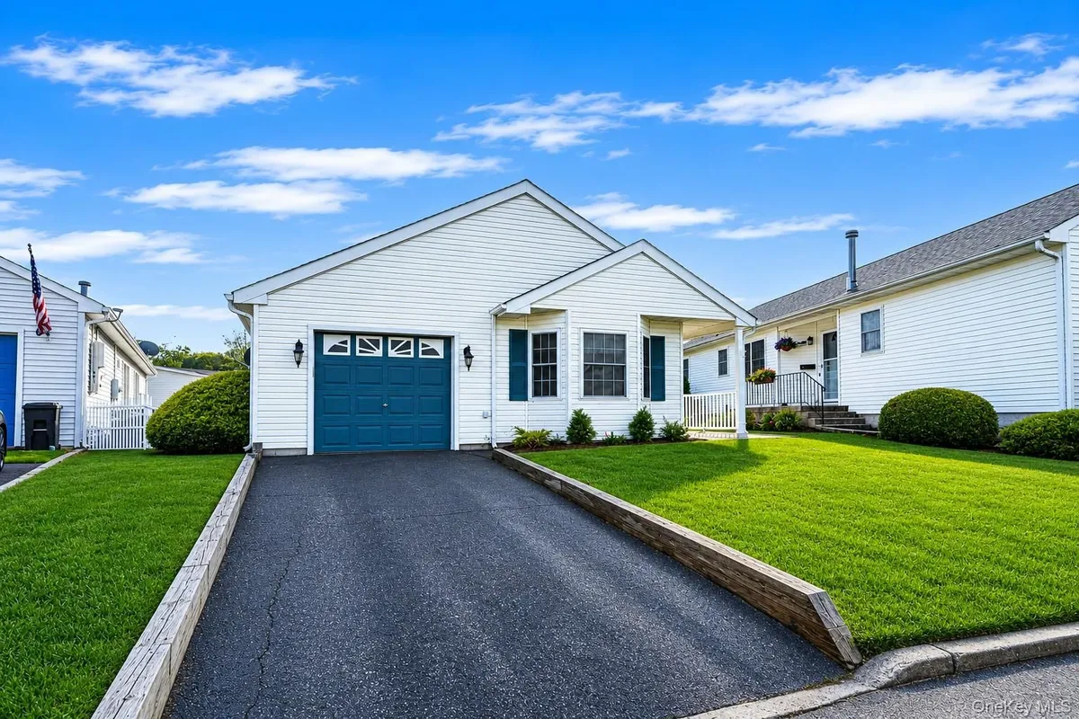 Property Slideshow image 1 of 30 | 40 willow ct, Brookhaven, NY, 11949