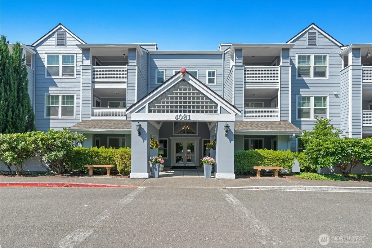 Property Slideshow image 1 of 39 | 4081 224th ln 306, Issaquah, WA, 98029