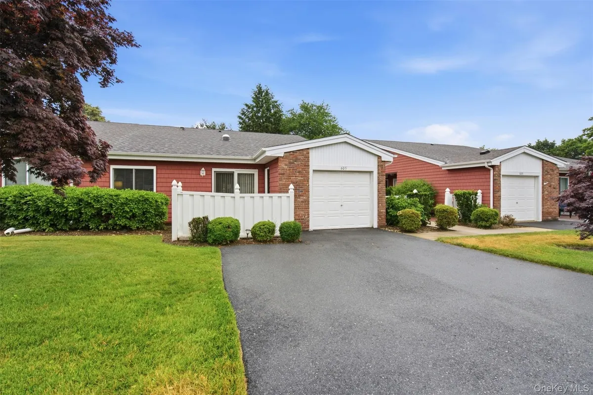 Property Slideshow image 1 of 30 | 606 flair ct, Smithtown, NY, 11780