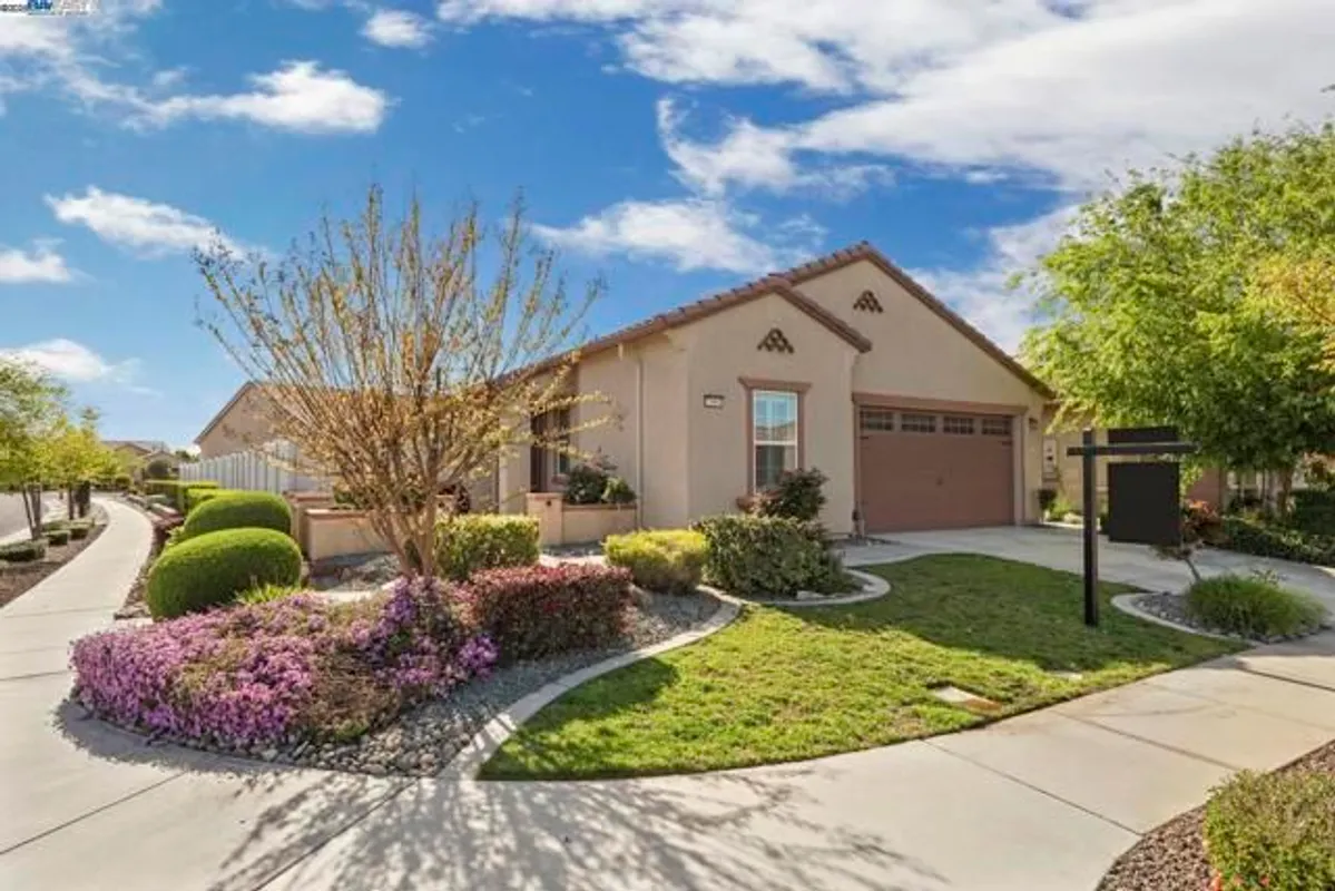 Property Slideshow image 1 of 54 | 2961 clear point way, Manteca, CA, 95336