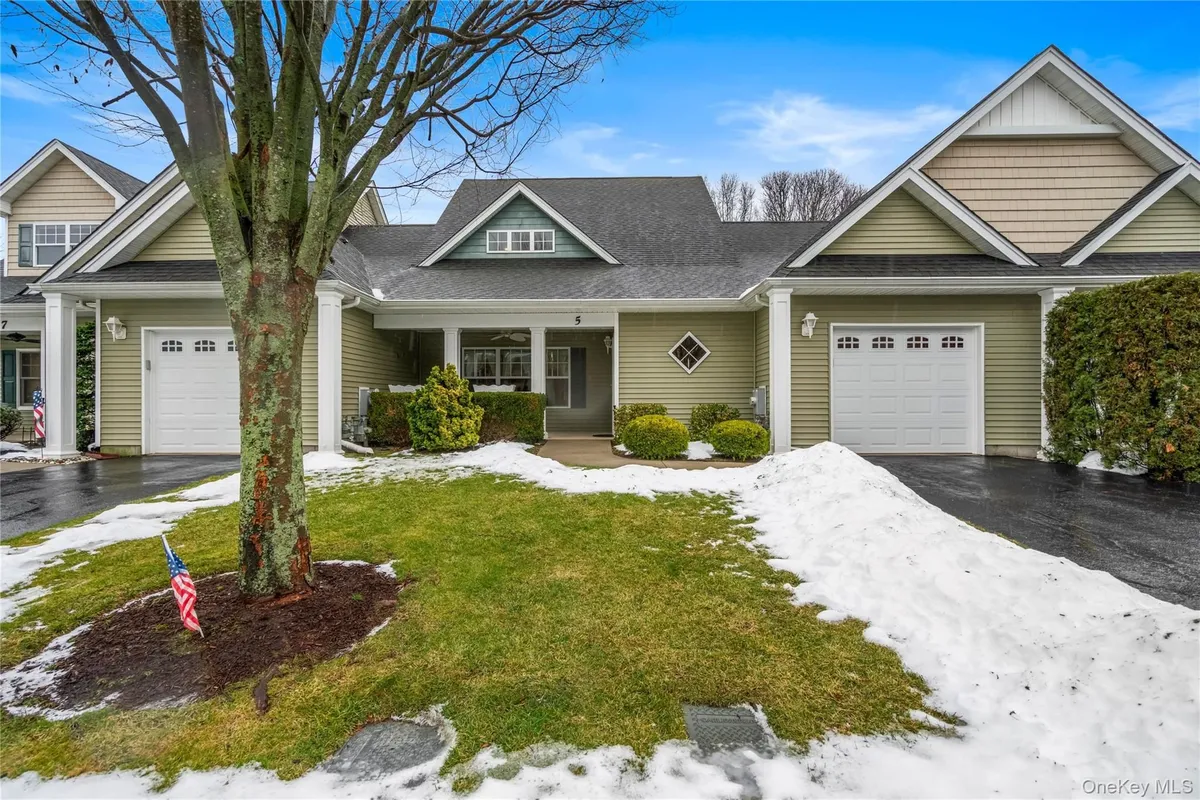 Property Slideshow image 1 of 37 | 5 newcastle ct, Riverhead, NY, 11901