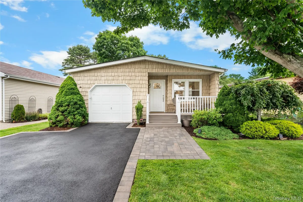 Property Slideshow image 1 of 34 | 16 dogwood ln, Brookhaven, NY, 11949