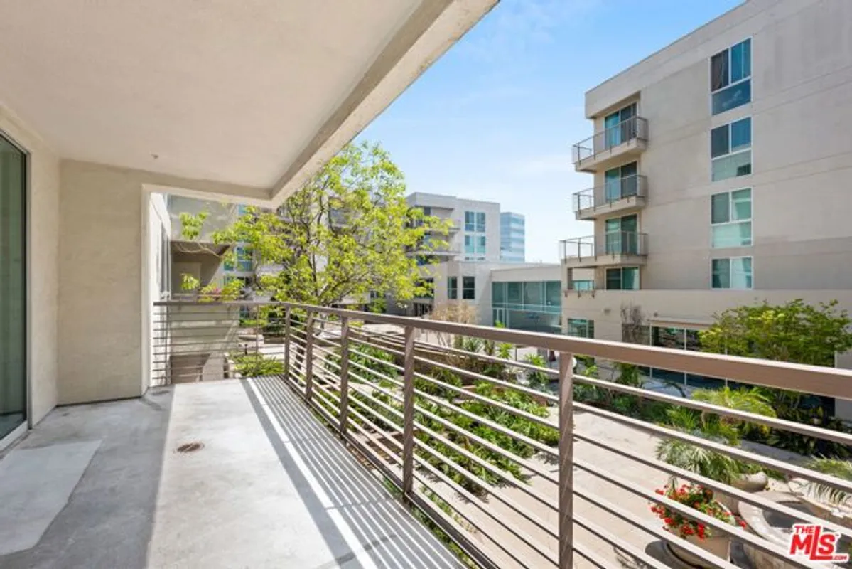 Property Slideshow image 1 of 41 | 267 s san pedro st unit 211, Los Angeles, CA, 90012