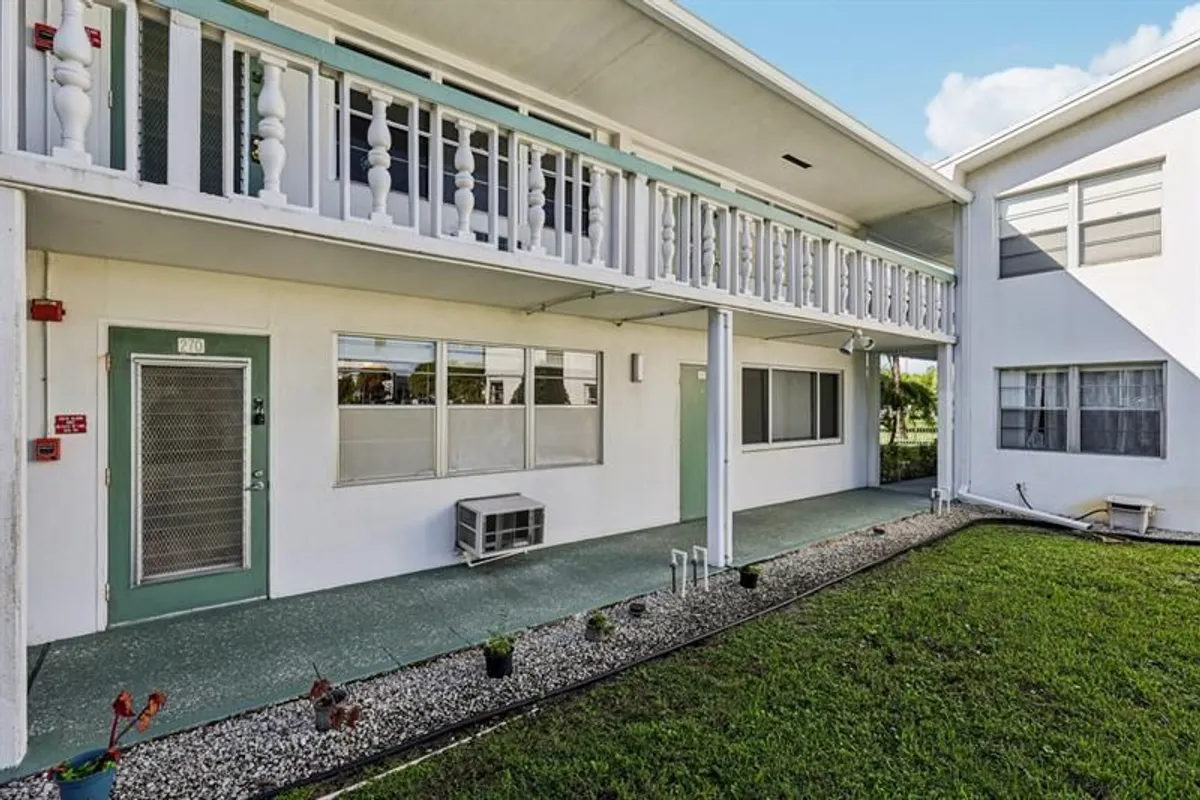 Property Slideshow image 1 of 20 | 270 newport r # 270, Deerfield Beach, FL, 33442