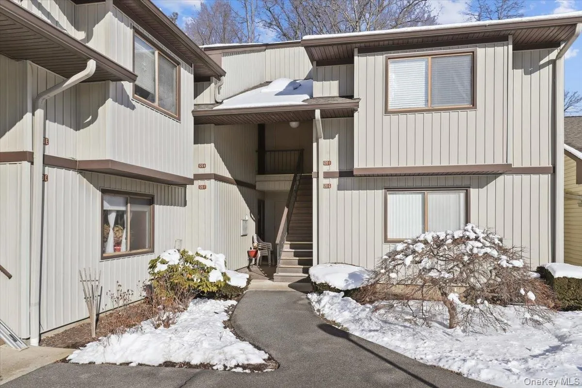 Property Slideshow image 1 of 18 | 120h columbia ct, Yorktown, NY, 10598