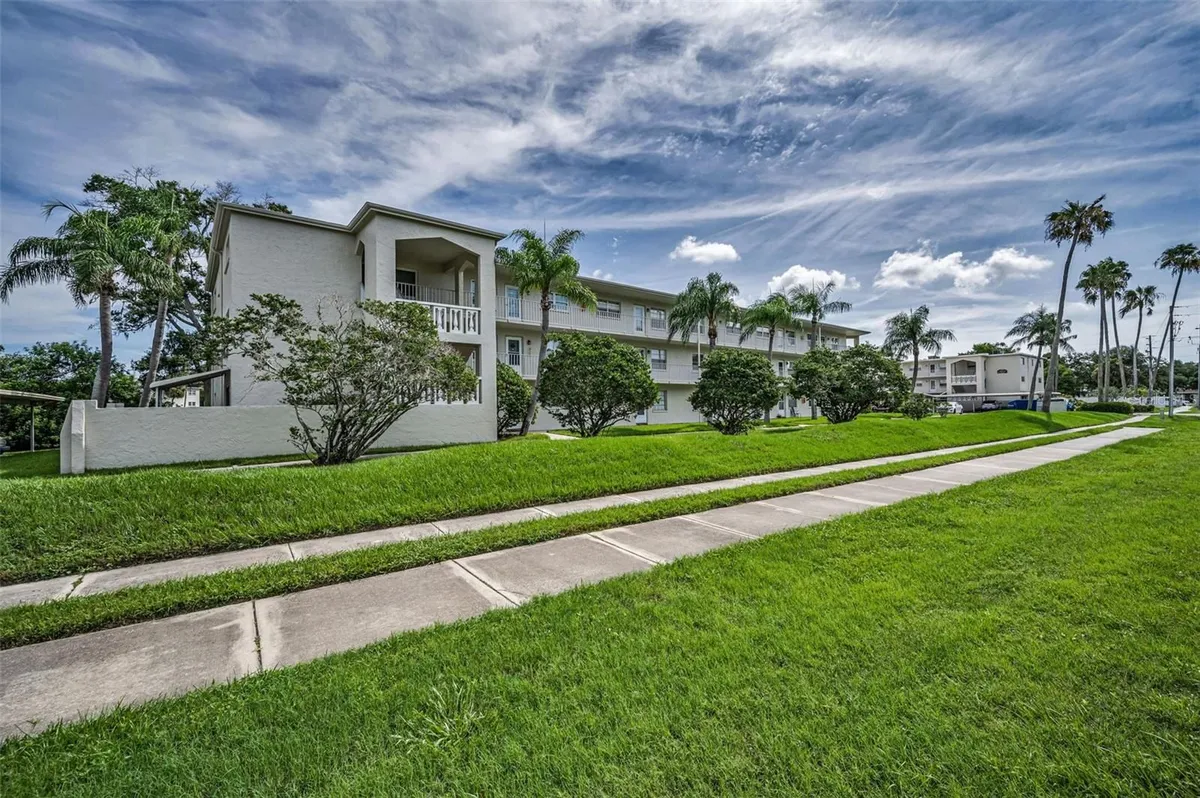 Property Slideshow image 1 of 50 | 960 virginia st 201, Dunedin, FL, 34698