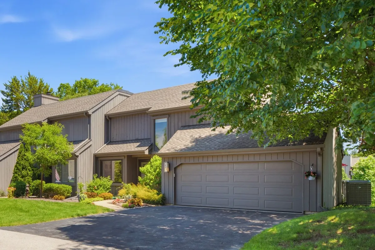 Property Slideshow image 1 of 43 | 423 deer trail hill trl, Lake Barrington, IL, 60010