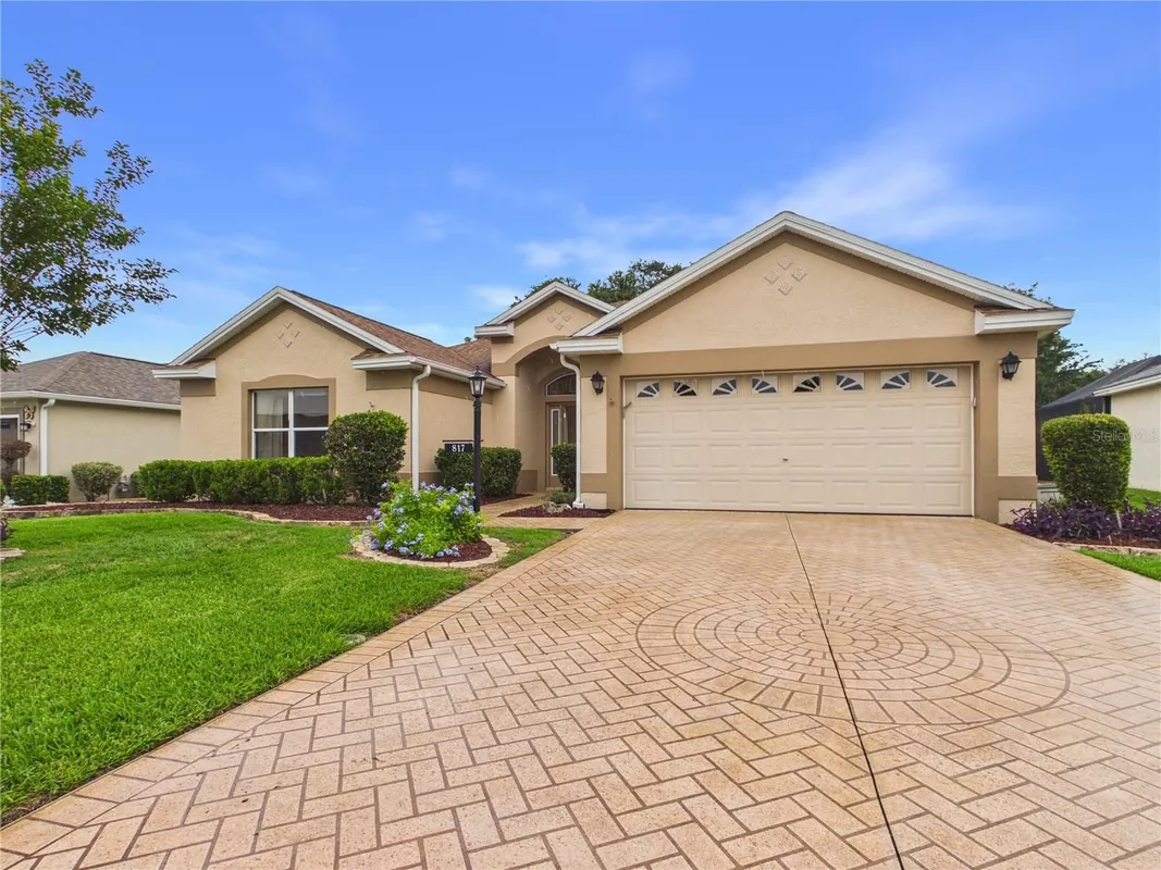 Property Slideshow image 1 of 41 | 817 oak forest dr, The Villages, FL, 32162