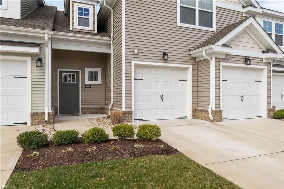 Property Slideshow image 1 of 50 | 4620 longleaf pl, Chesapeake, VA, 23321