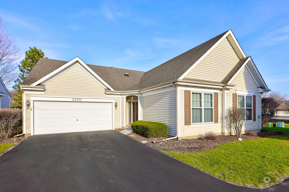 Property Slideshow image 1 of 34 | 21011 w torrey pines ct, Plainfield, IL, 60544