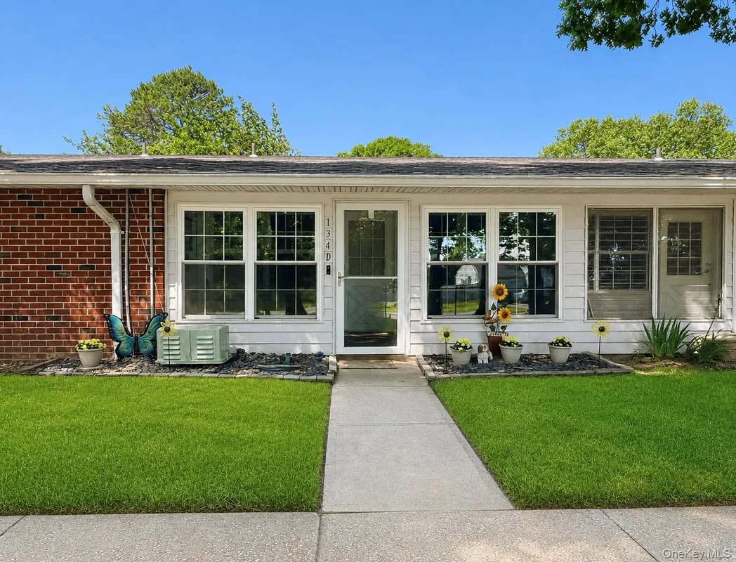 Property Slideshow image 1 of 19 | 134 eastbourne ct 134d, Brookhaven, NY, 11961